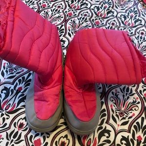 Snow boots size 4M
